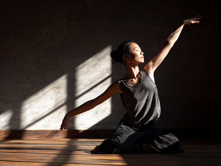 u2933761673_A_Japanese_woman_striking_a_pose_in_a_yoga_studio_7da45367-6d0f-4738-a8e9-7c3c155afe13_1.png