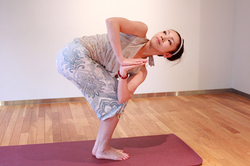 ねじった椅子のポーズ