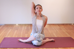 ヨガ教室ノア【NOA】ヨガポーズ｜蓮華座｜肩こり・むくみ・肌荒れ