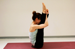 上を向いて顔をつける前屈