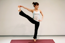 ヨガ教室ノア【NOA】ヨガポーズ｜片足をあげて横に開くポーズ｜肩こり