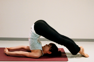 ヨガ教室ノア【NOA】ヨガポーズ｜鋤のポーズ｜肩こり・むくみ・肌荒れ